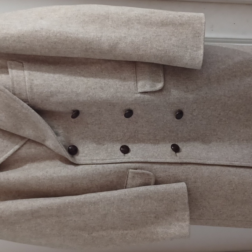 Elegant Tan Double-Breasted Trench Coat - Picture 4 of 12